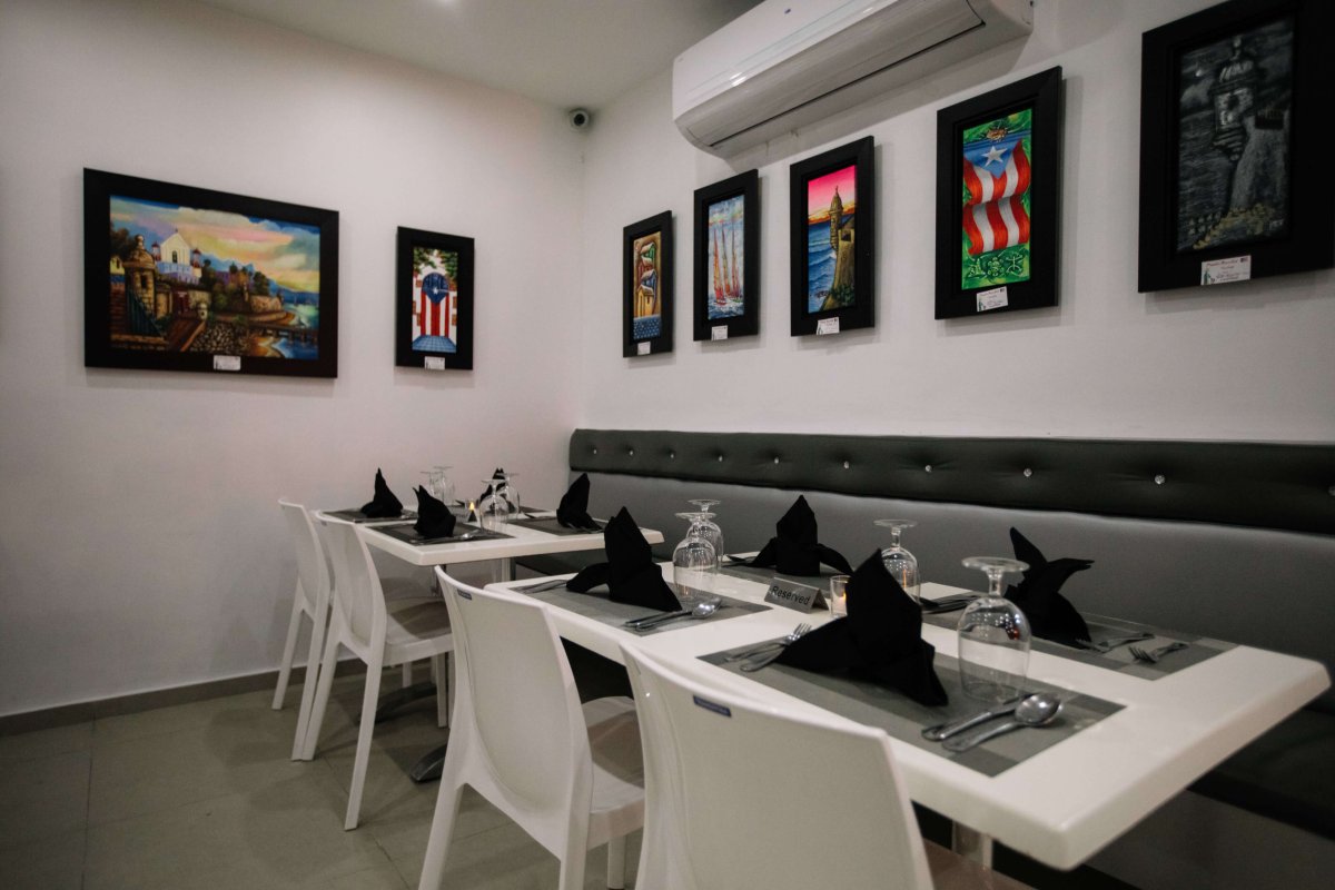 Vista interior de Gustitos Criollos en Arecibo.