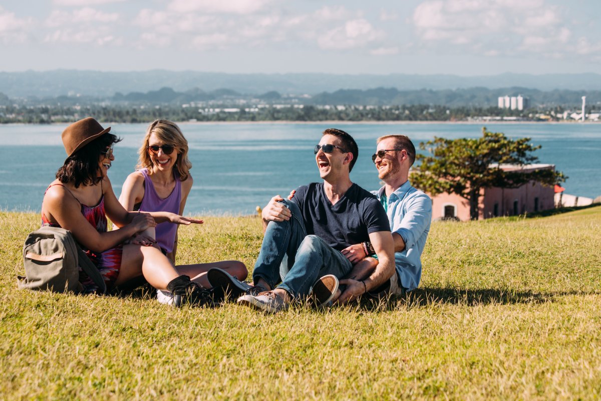 Las parejas disfrutan del cálido día puertorriqueño en un parque