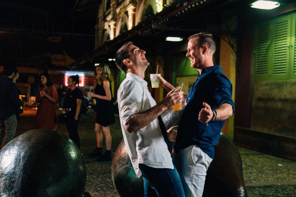 Una pareja disfruta de la vibrante vida nocturna de Puerto Rico