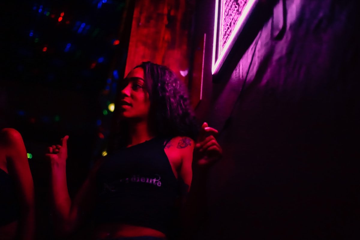 Una mujer bailando en Aguardiente en Santurce.