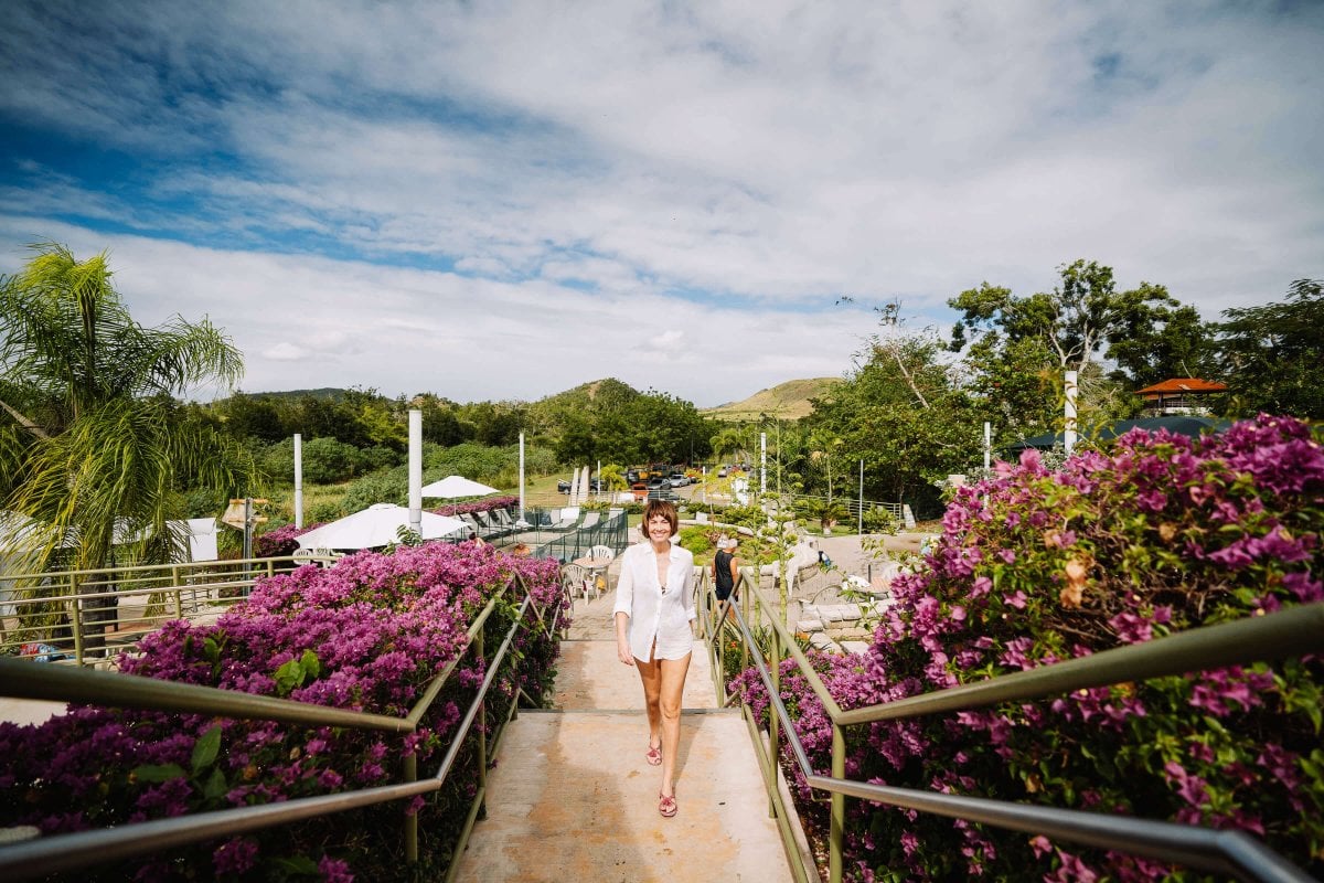 Una mujer paseando por las Termas de Coamo.