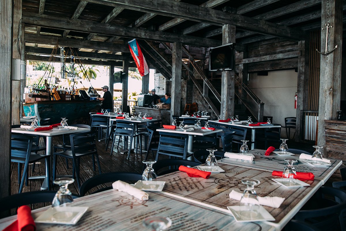 Inside view of restaurant Cinco Nudos in Fajardo