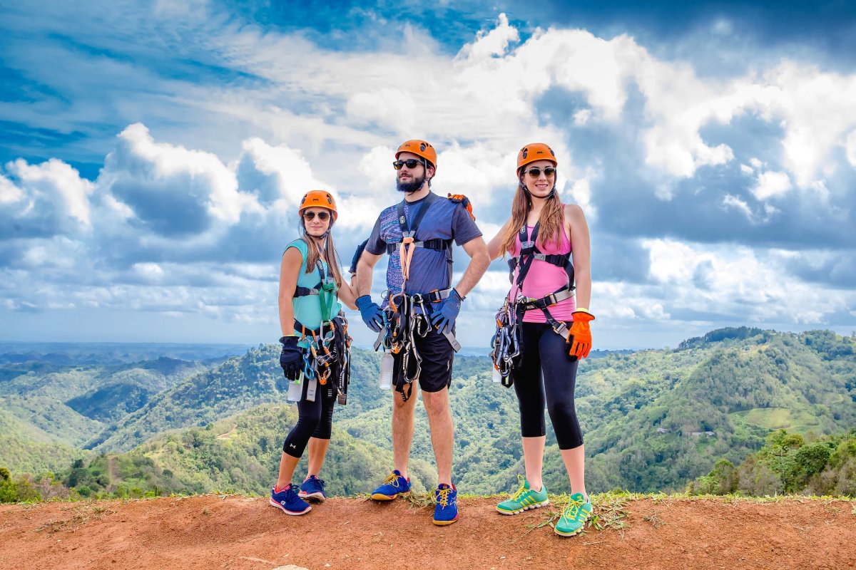 Tres personas admiran las vistas en Toro Verde Adventure Park.