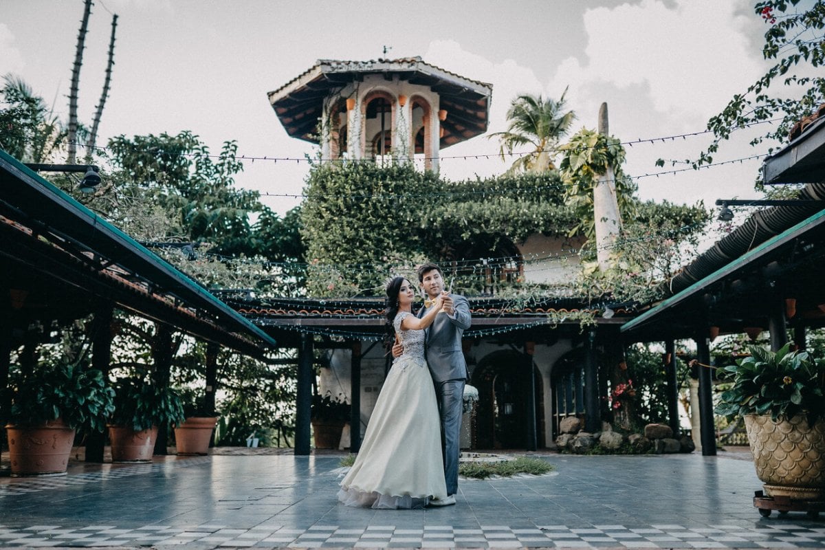 Pareja bailando en Hacienda Siesta Alegre.