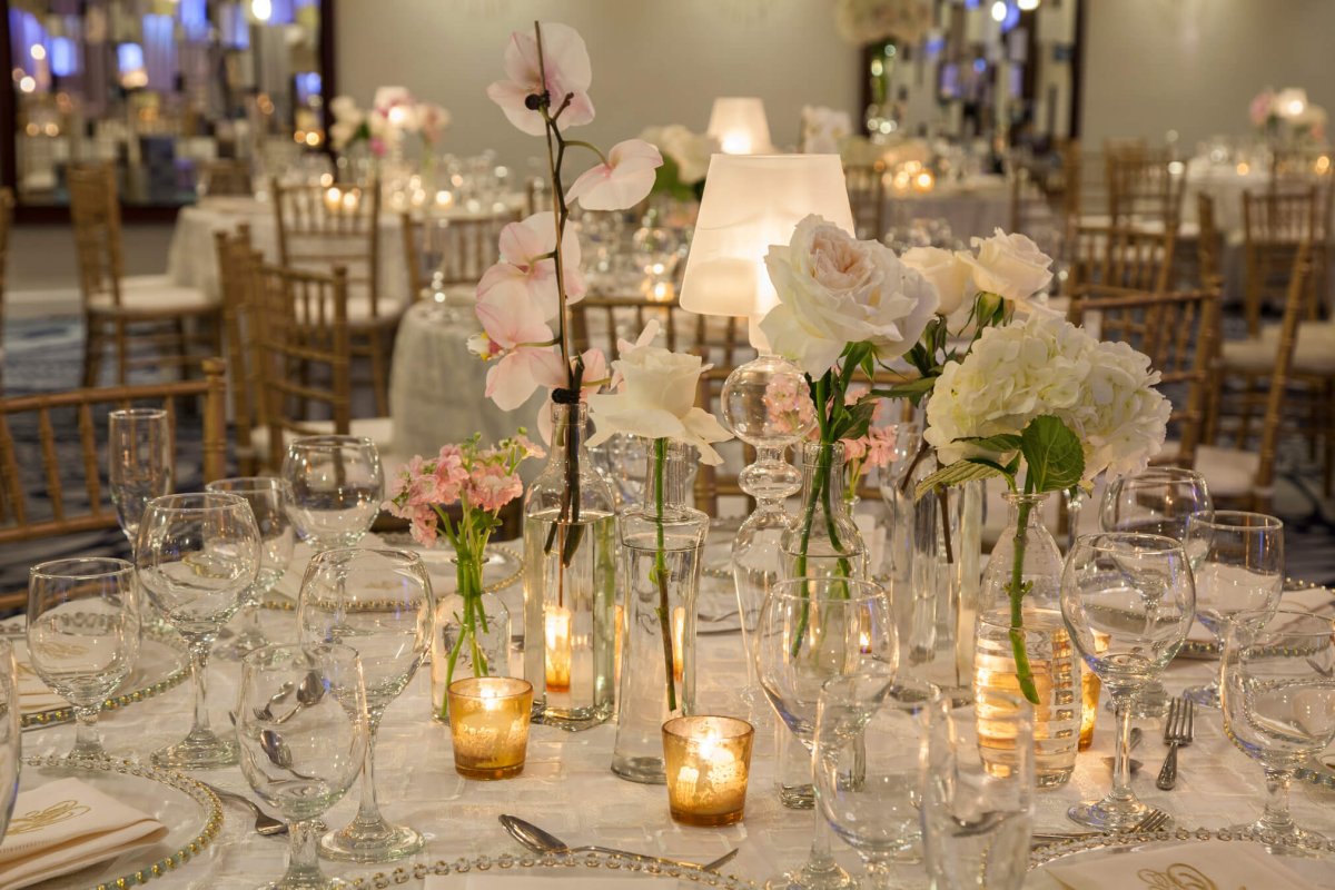Una hermosa mesa para invitados de boda en una recepción.