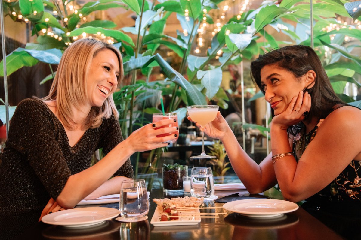 Una pareja disfruta de cocteles durante la cena.