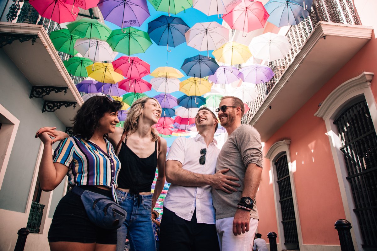 Dos parejas se ríen en la calle en el viejo san juan.