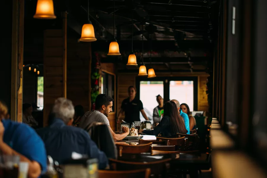 Interior de La Ceiba Bar & Restaurant en Coamo. 