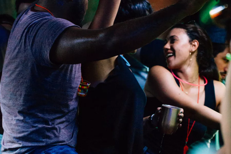 Hombre bailando reggaetón en Puerto Rico.