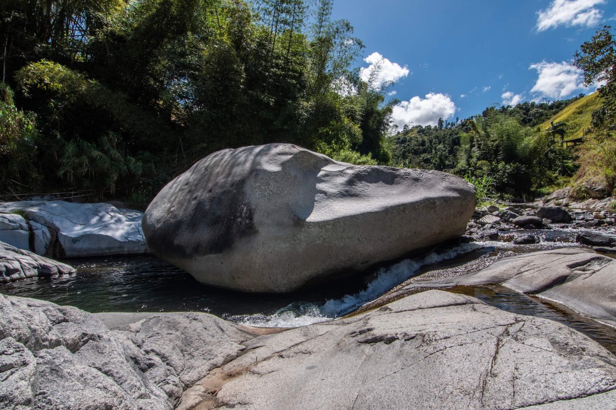 Piedra Escrita en medio del Río Saliente.