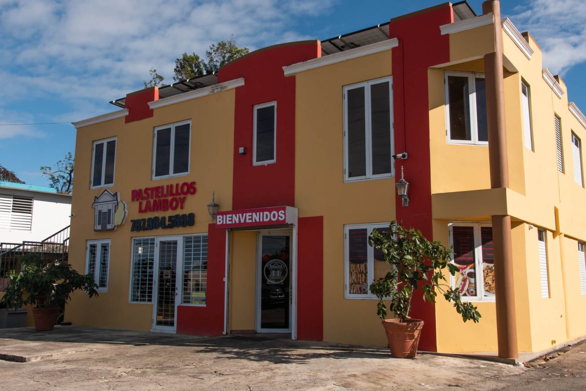 Exterior view of Pastelillos Lamboy in Manatí