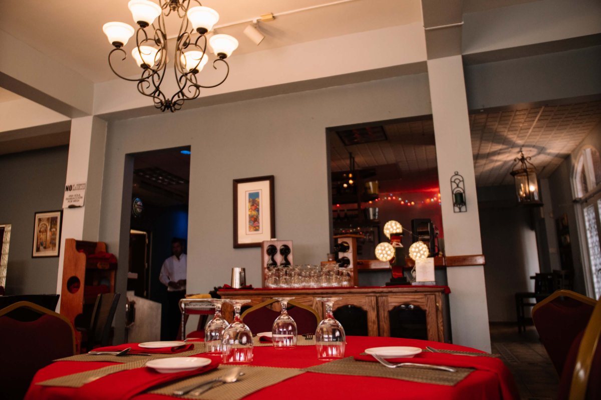 View of an elegantly set table at Su Casa Steakhouse in Manati.