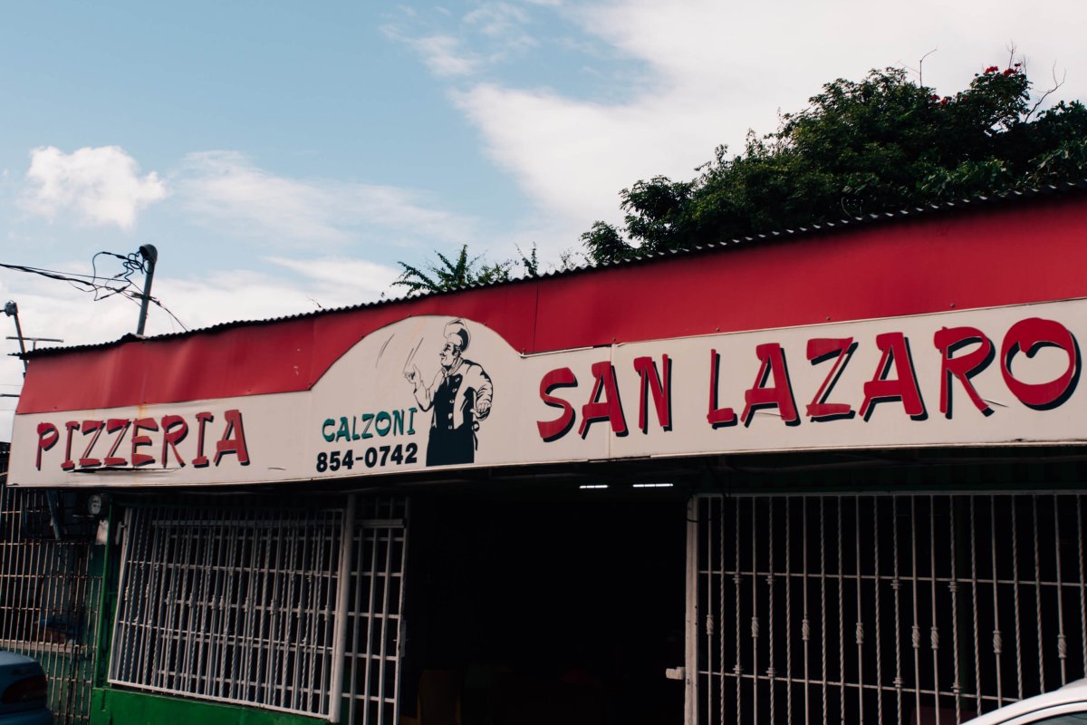 Exterior view of San Lázaro’s Pizza