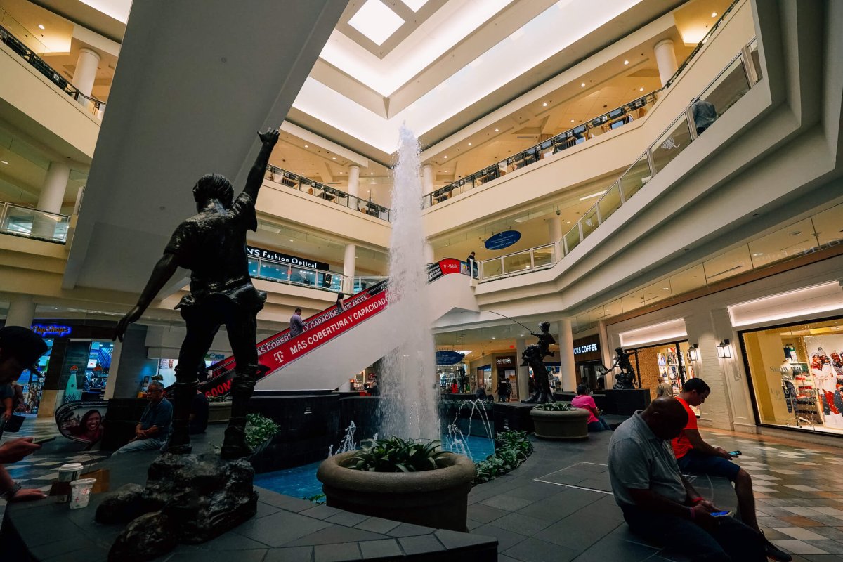 Vista interior con fuente en Plaza Las Américas en San Juan.