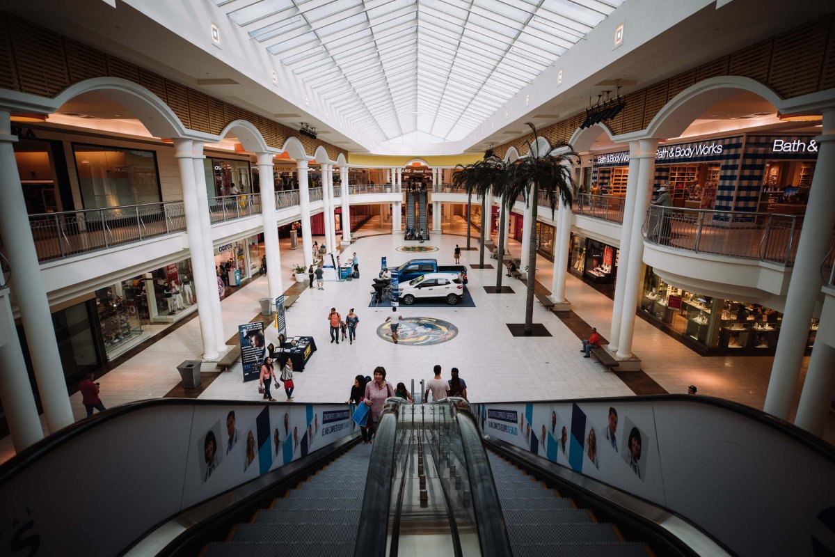 Vista interior de la Plaza del Caribe en Ponce.