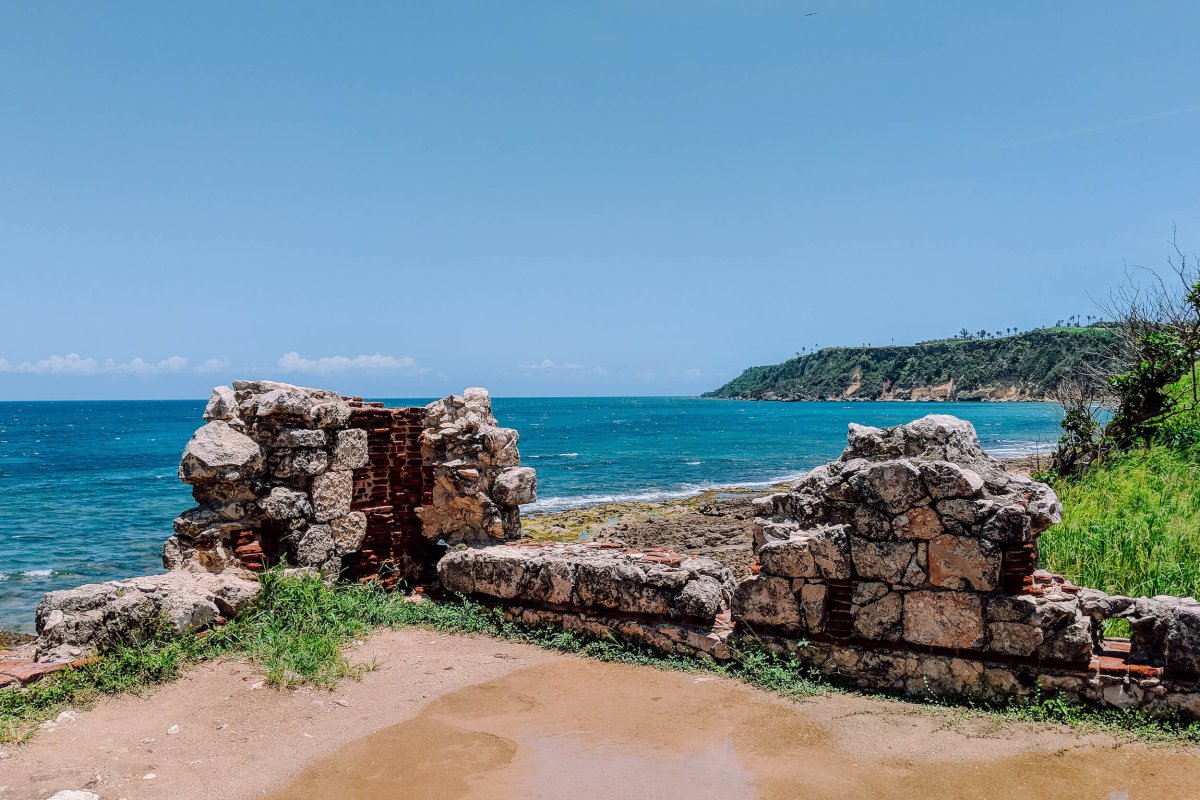 Mirando el océano desde las ruinas del Faro de Punta Borinquen.