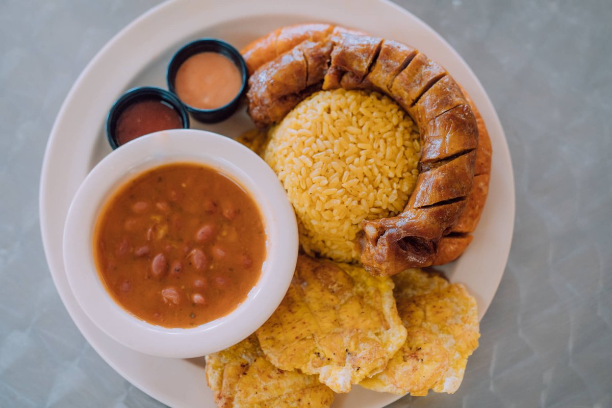 ¡La longaniza puertorriqueña en Restaurante La Sombra vale la espera!