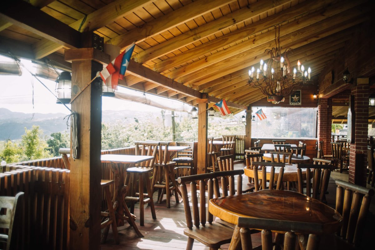 Patio al aire libre con vista al bosque en Roka Dura Wine and Grill