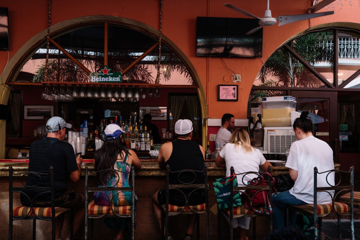 Vista del bar de un restaurante en el Viejo San Juan.