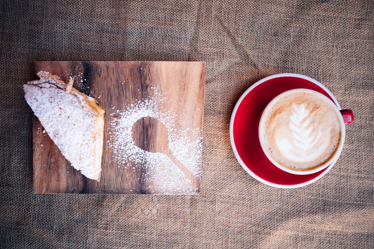 Una taza de café puertorriqueño y una mayorca.