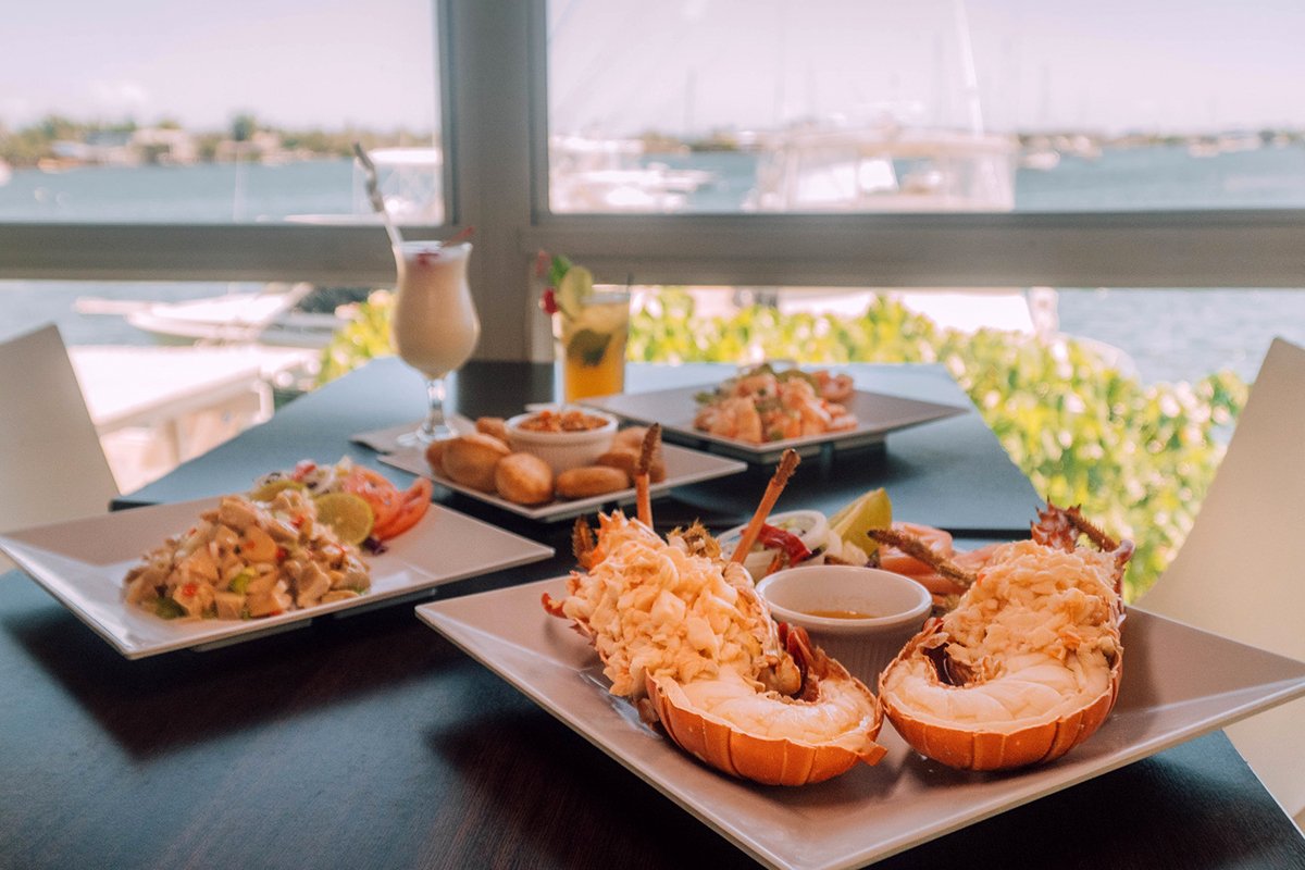 Platos de langosta y mariscos en un restaurante en Salinas.