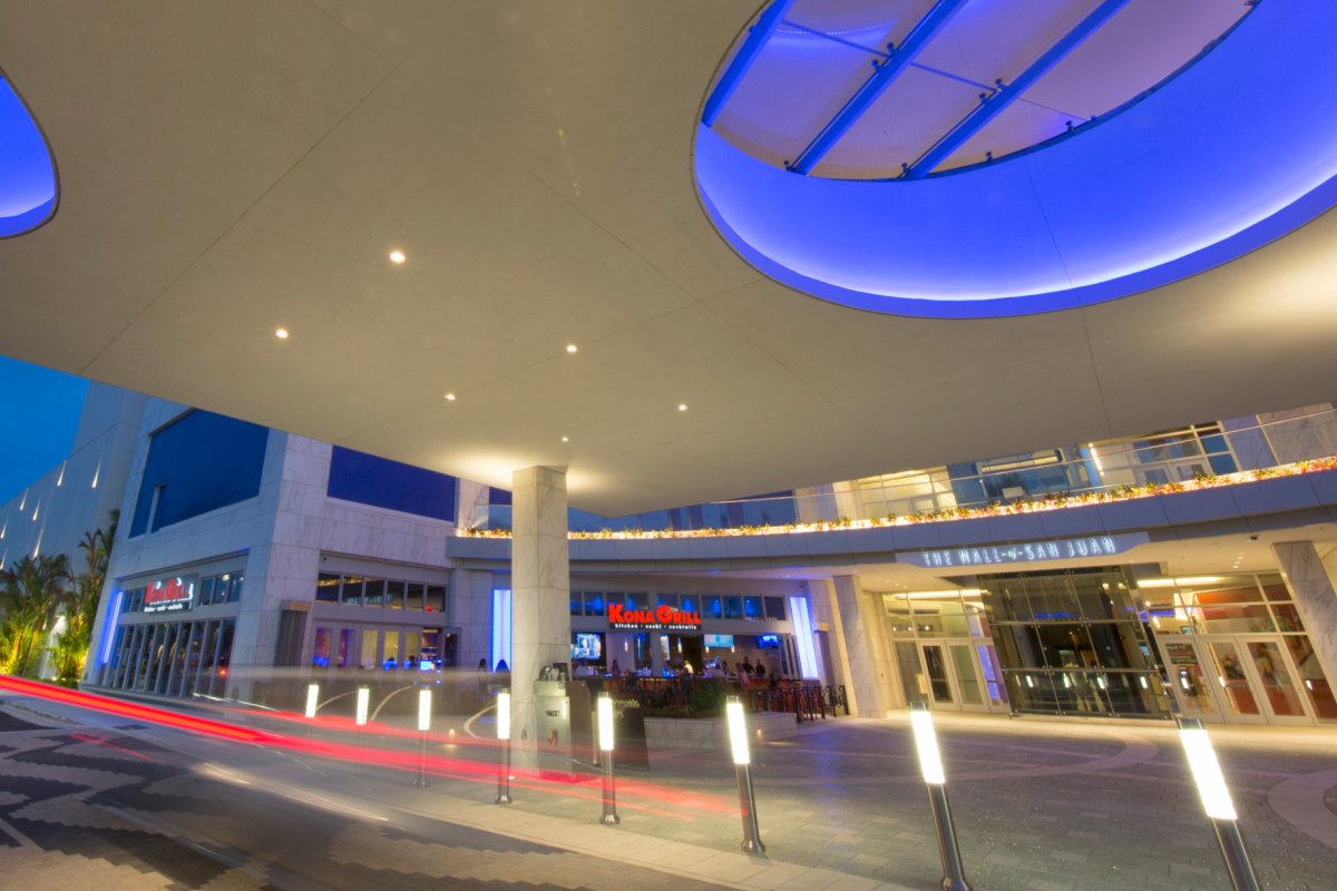 The entrance to the Mall of San Juan at night.