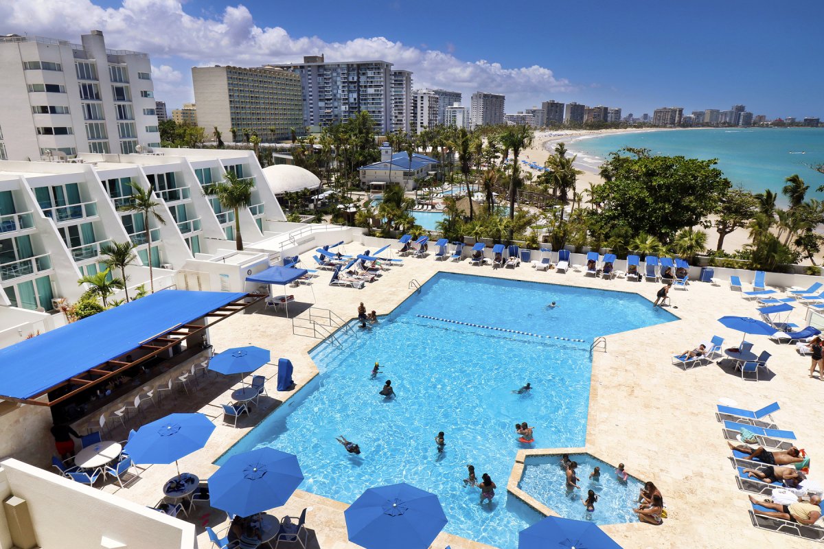 El área de la piscina del hotel Mare St. Clair en Carolina.