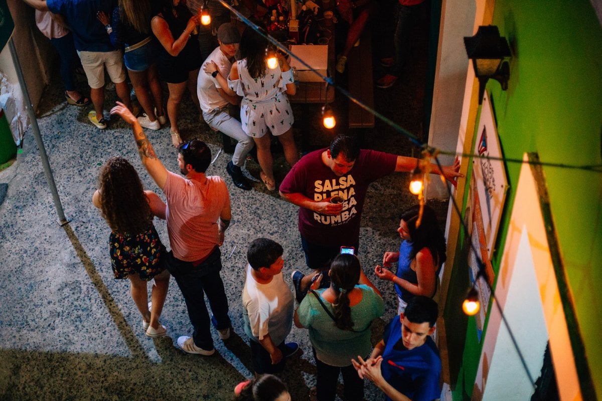 Personas disfrutando en la Placita de Santurce.