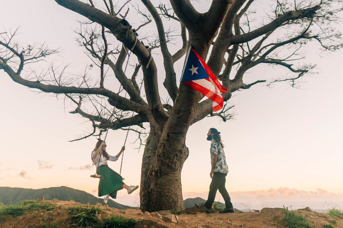 Una pareja disfruta del aire libre en la cima de una montaña.