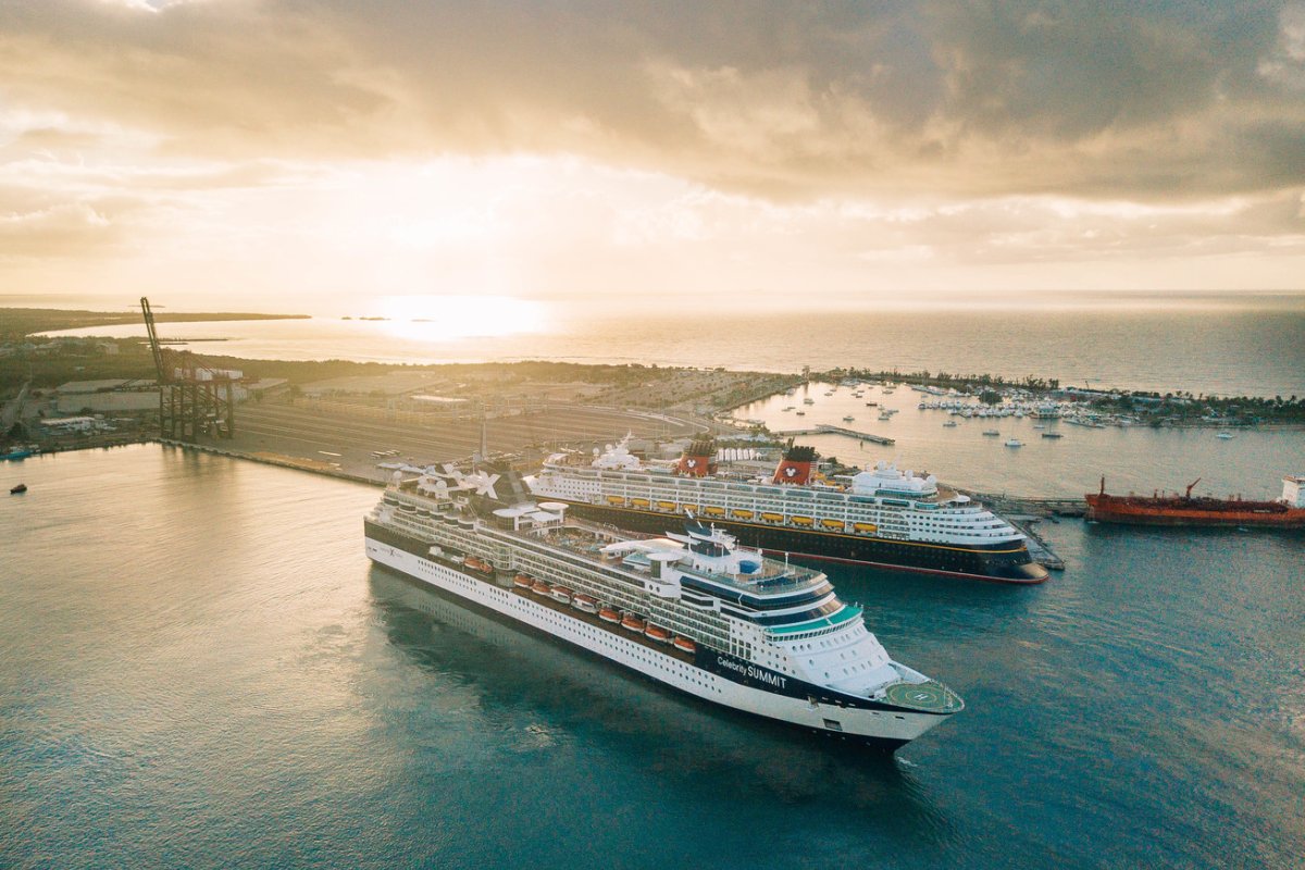 Cruceros al atardecer en el puerto de cruceros de Ponce.