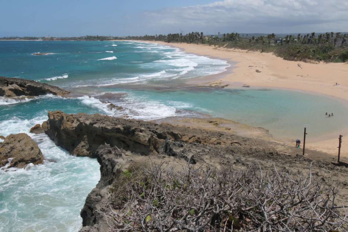 Poza del Obispo beach in Arecibo.