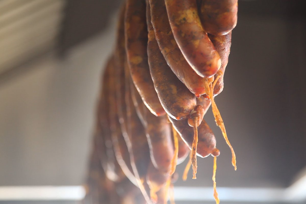 La longaniza tradicional cuelga en un restaurante en Orocovis.