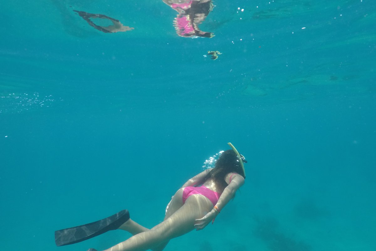 Una niña bucea bajo el agua en Puerto Rico.