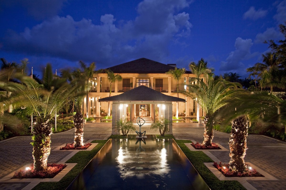 Front view of the luxury hotel St. Regis Bahia Beach.