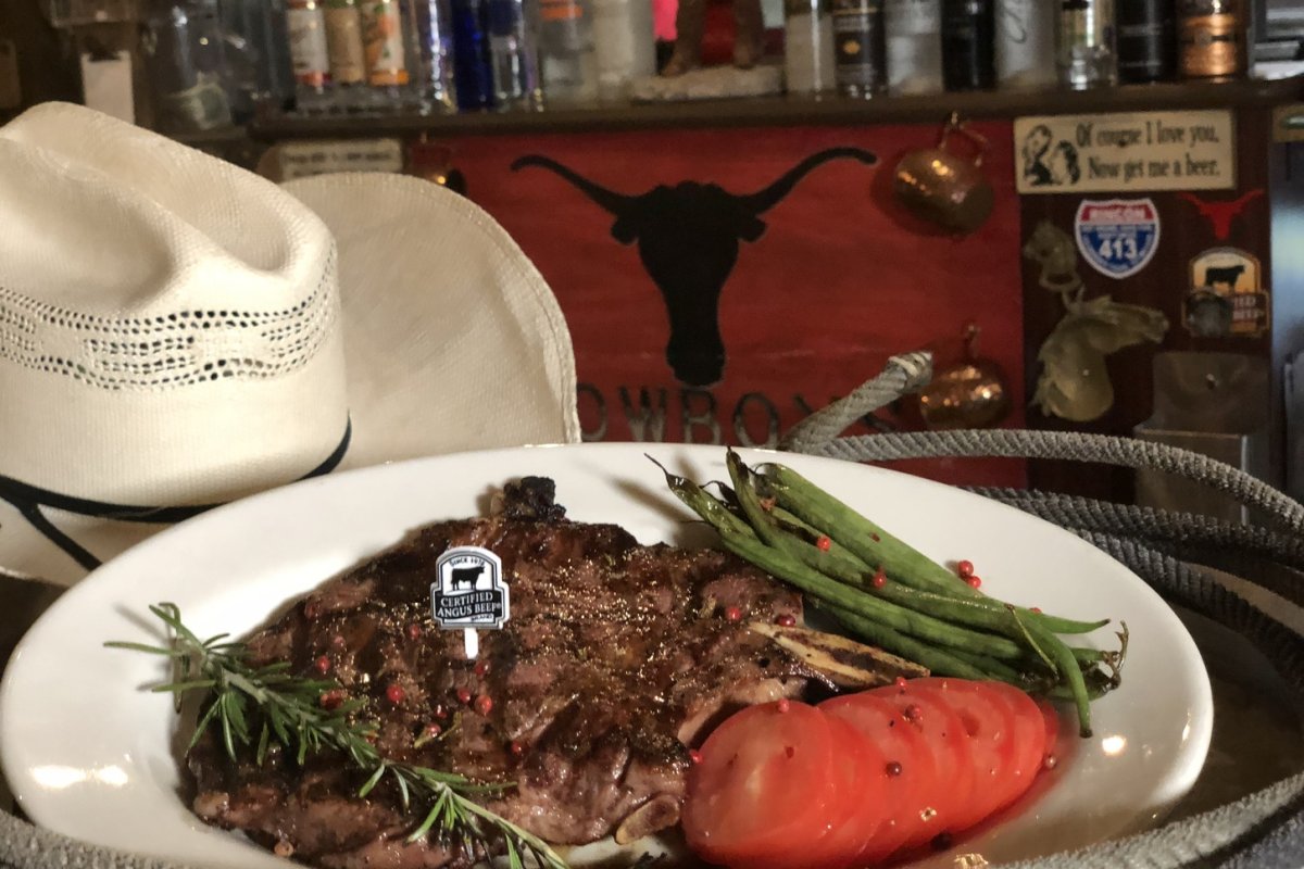 Un bistec jugoso en exhibición en el restaurante Cowboys Cantina en Rincón.