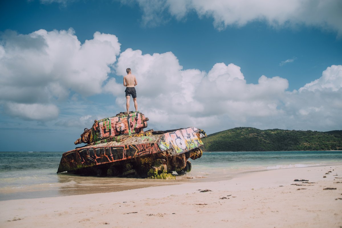 No te pierdas una sesión de fotos perfecta en un viejo tanque abandonado en la playa Flamenco.