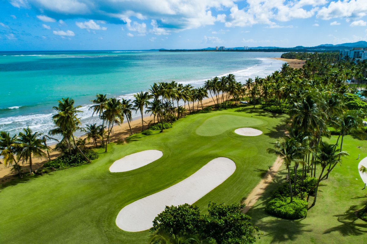 Una vista aérea del campo de golf frente al mar en Wyndham Grand Rio Mar en Rio Grande, Puerto Rico.