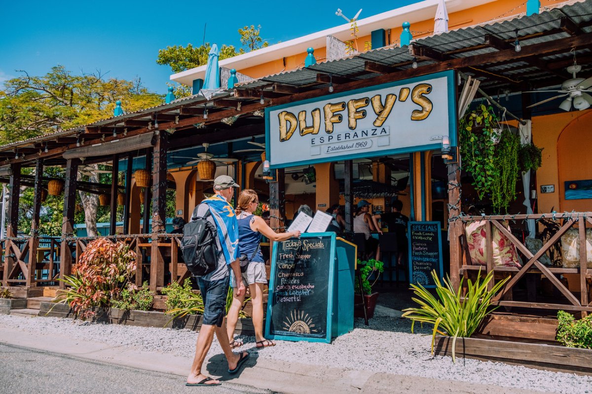 Gente entrando a un restaurante en Vieques.