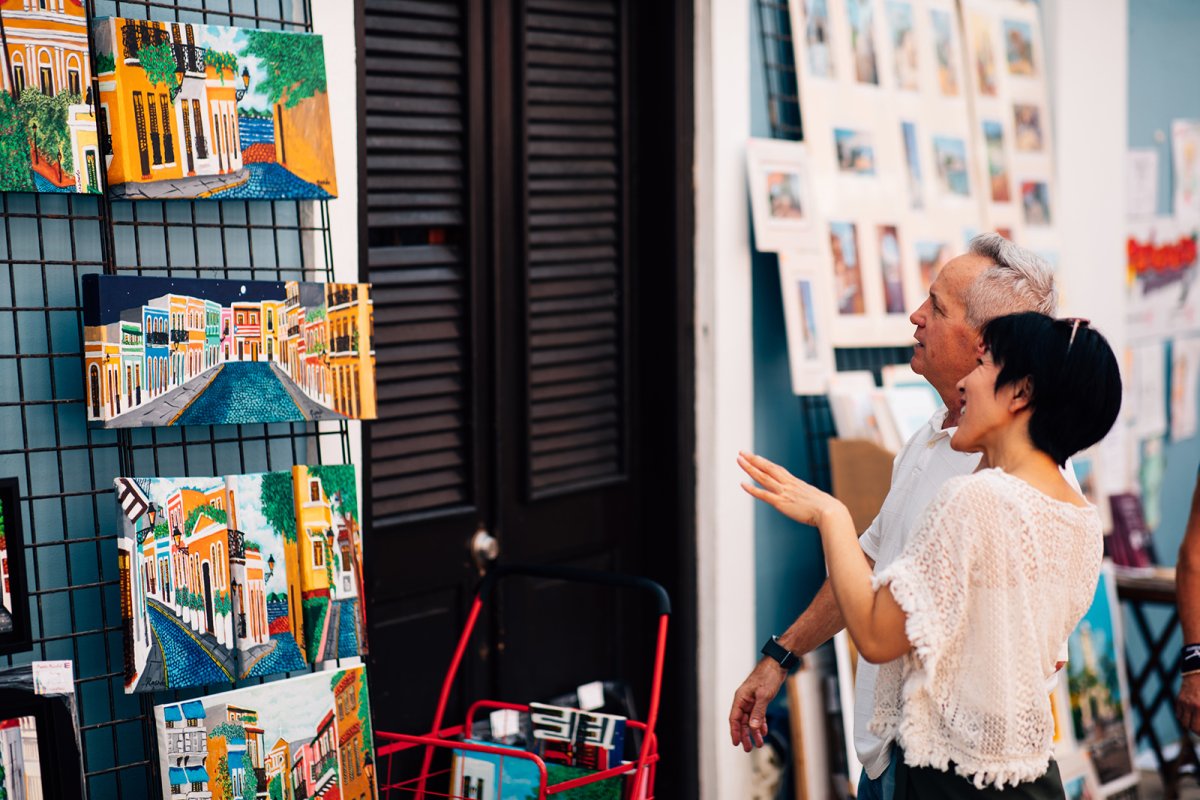 A couple enjoys street shopping in Old San Juan.