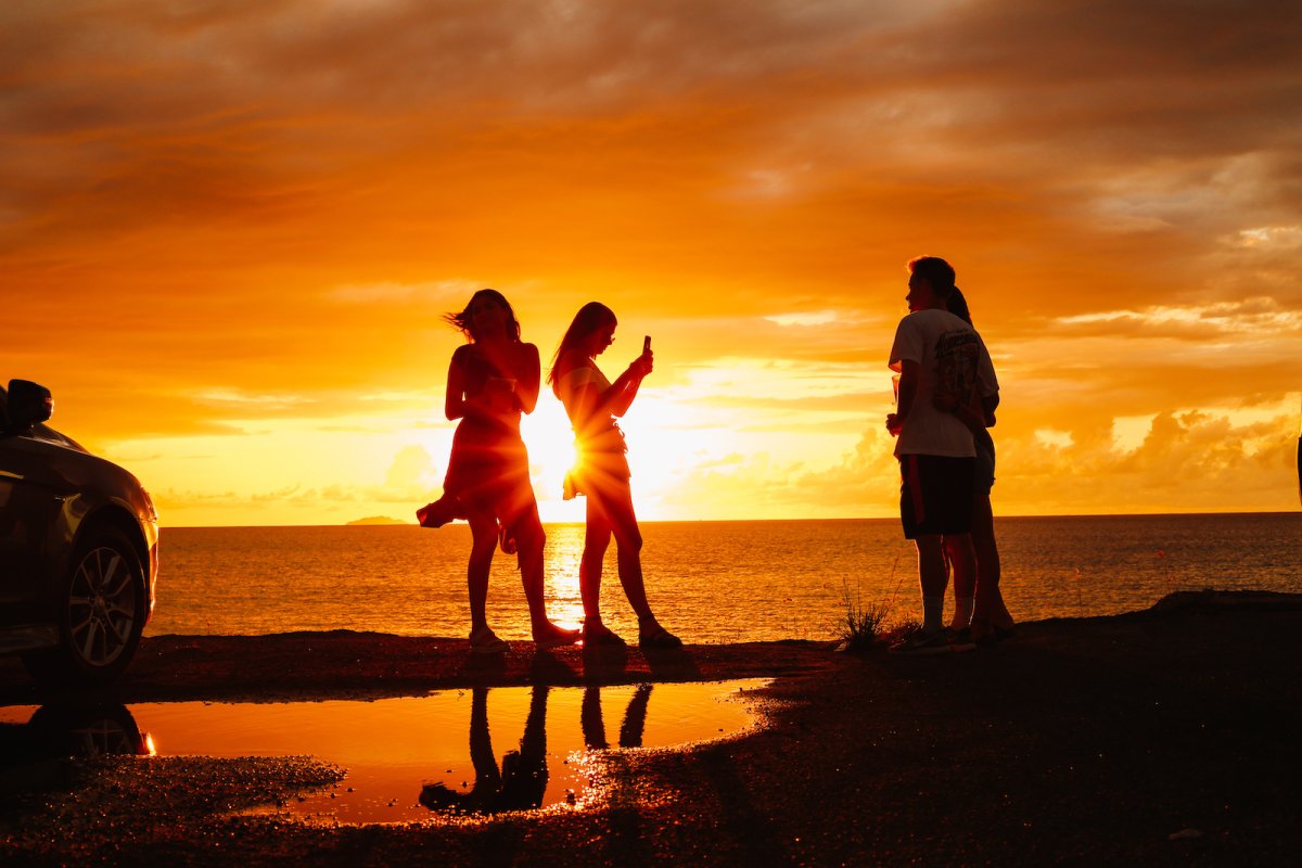 Amigos disfrutan de una hermosa puesta de sol en Aguadilla