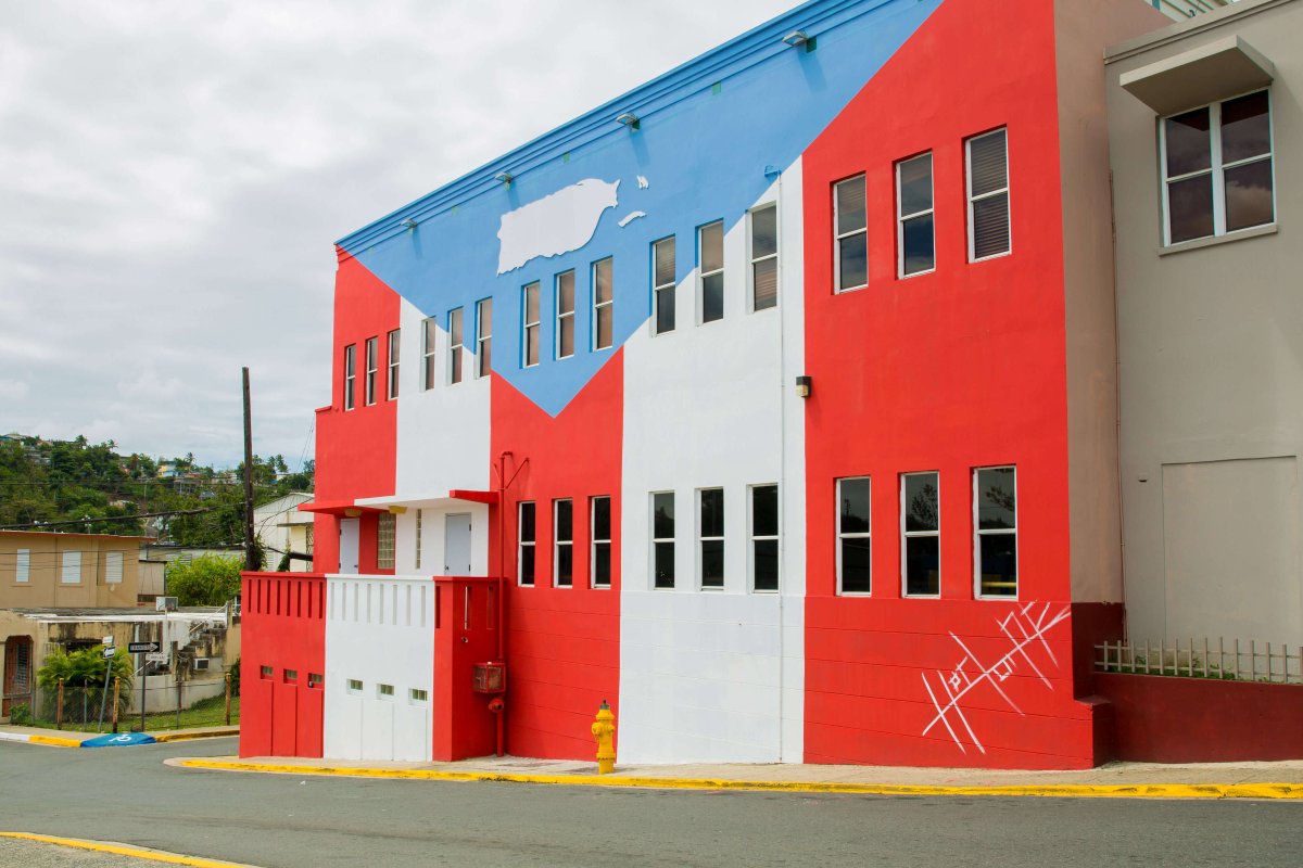 Edificio pintado como la bandera puertorriqueña en Trujillo Alto