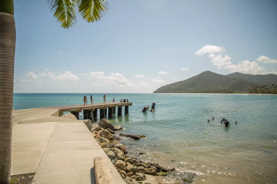 Los amantes de la playa disfrutan de las hermosas aguas de Maunabo.