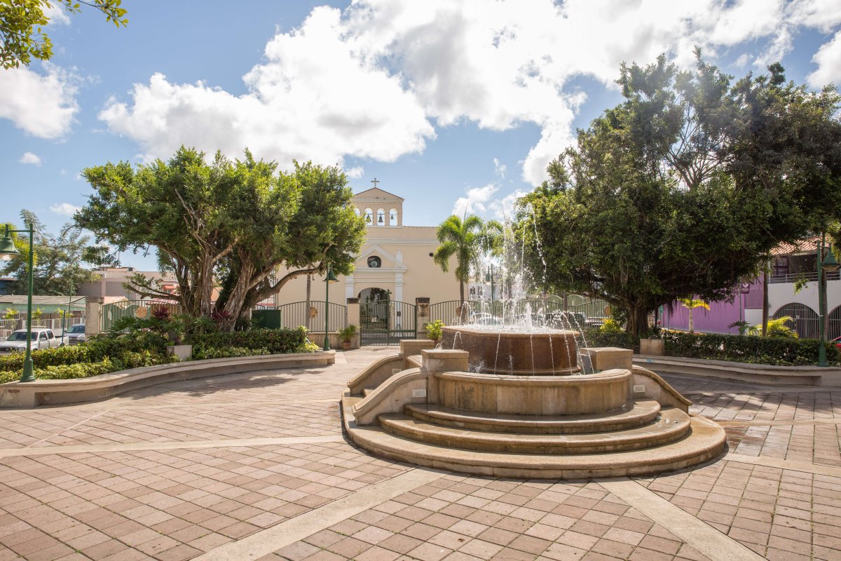 Vista de una fuente en la plaza central de Guaynabo.