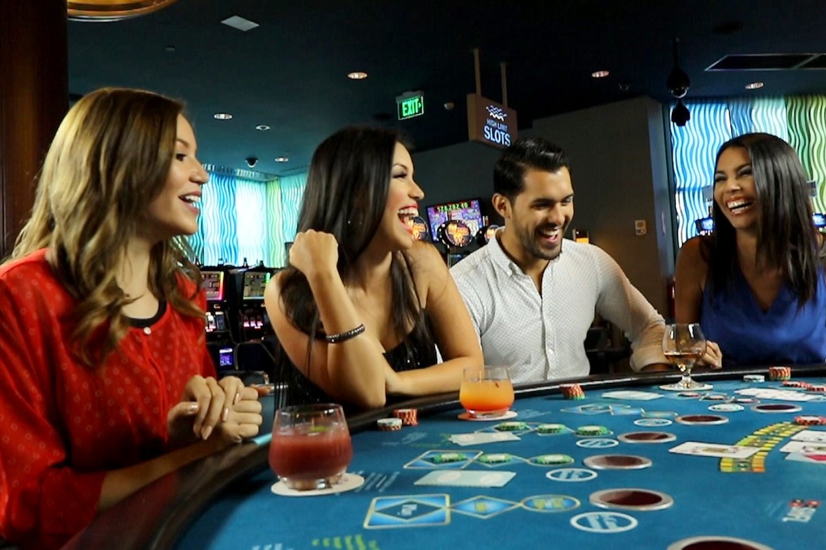 La gente juega en el Casino del Mar de La Concha