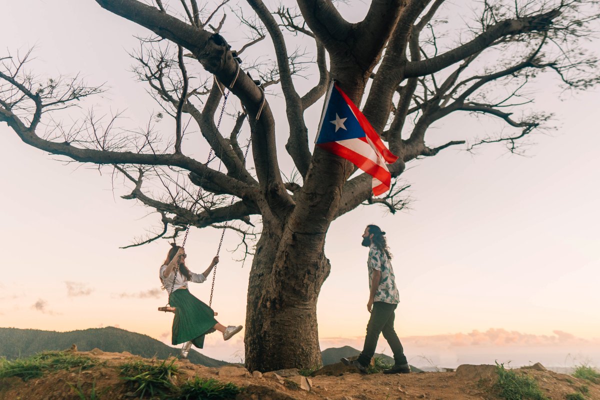 Una pareja disfruta del columpio en el árbol solitario de Salinas.