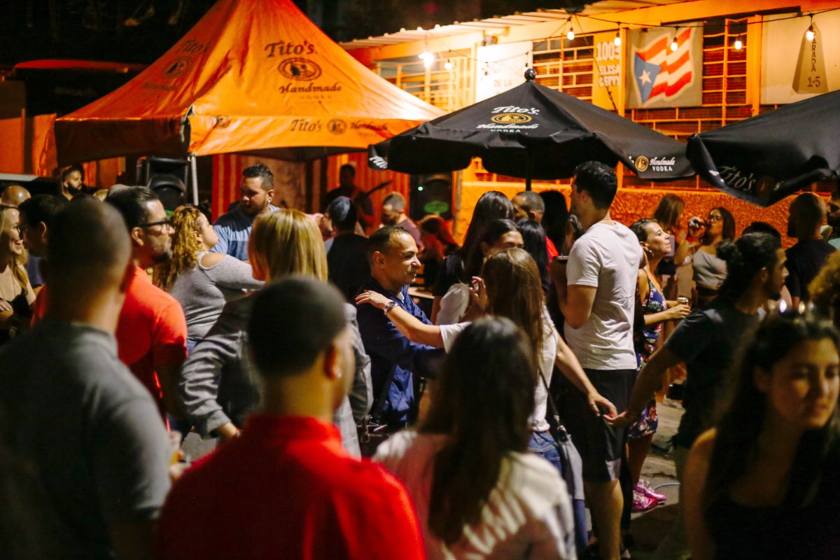 La gente baila en la Esquina Watusi de Santurce.