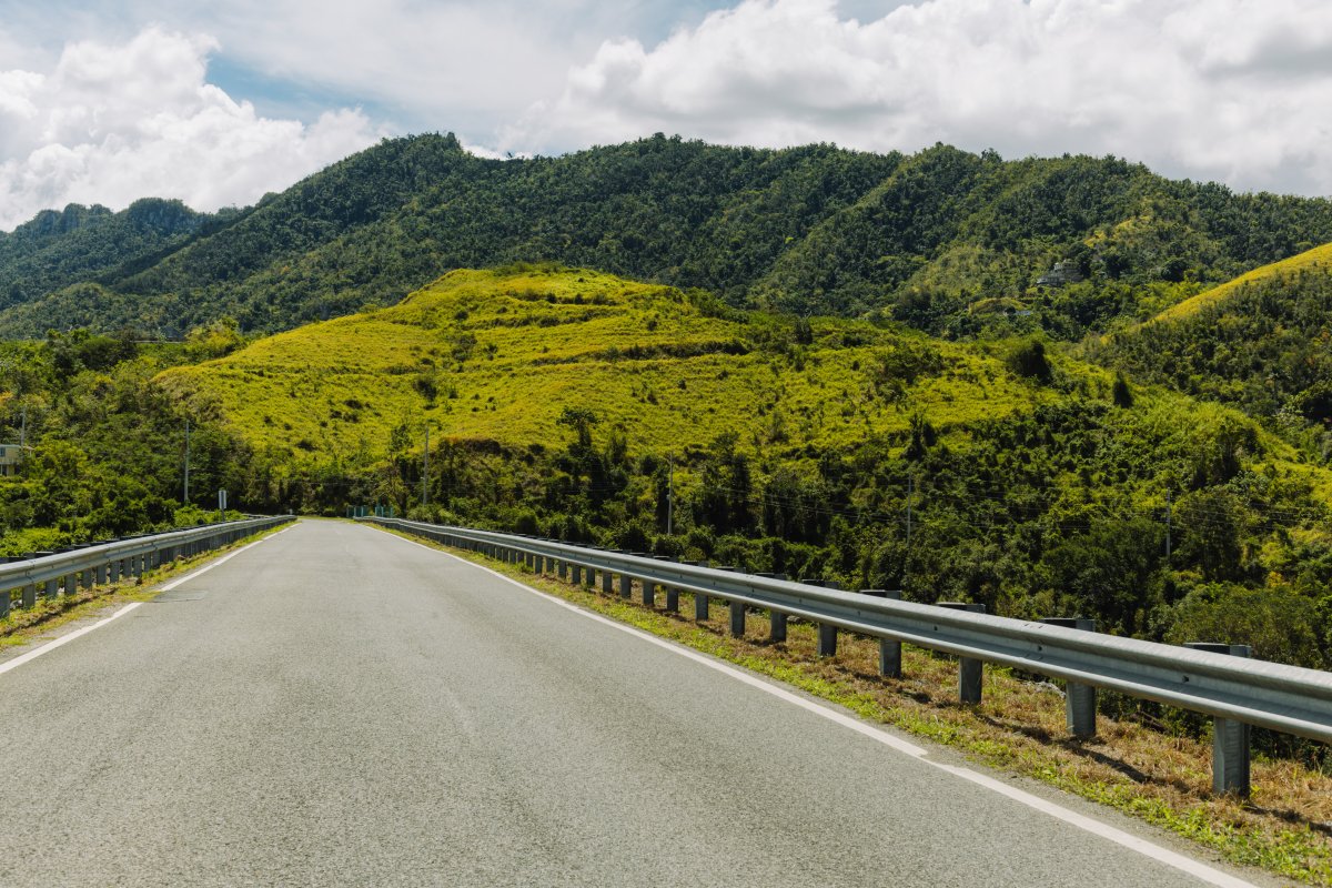 Una vista amplia de un camino a través de las montañas de Puerto Rico.