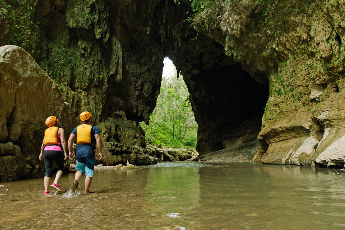Two people exploring the Tanamá River in Utuado.