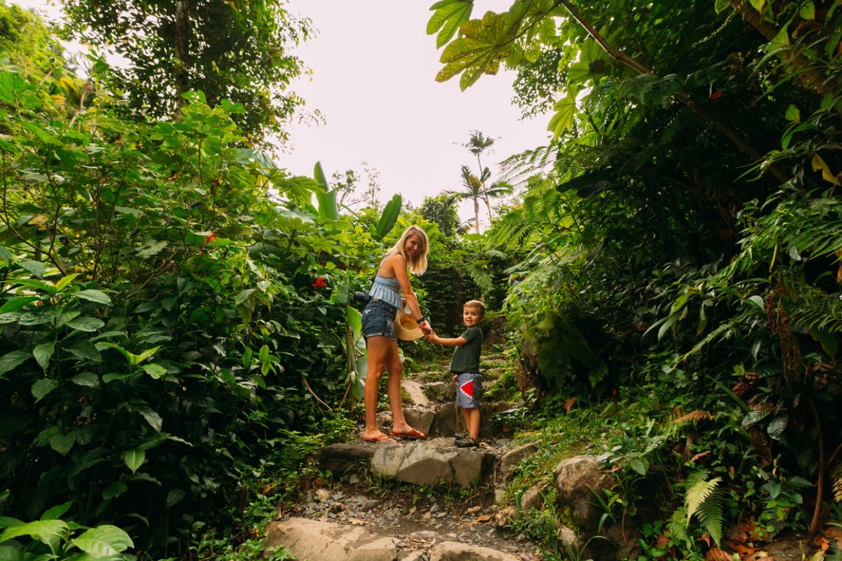 Madre e hijo caminando por uno de los senderos de El Yunque.