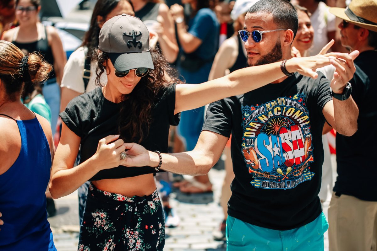 Una pareja bailando salsa en el Viejo San Juan.